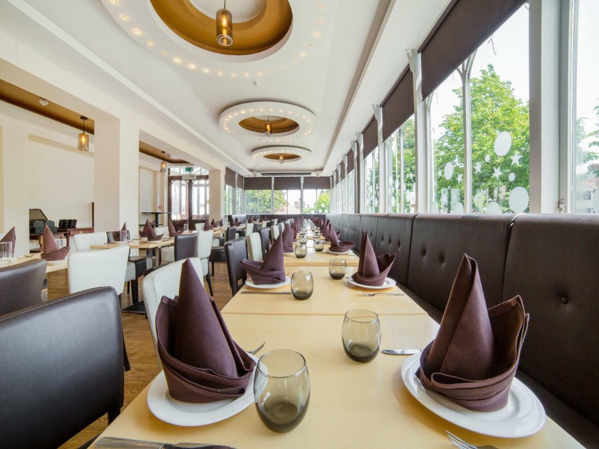 Oyo Osterley Park Hotell Isleworth Exteriör bild